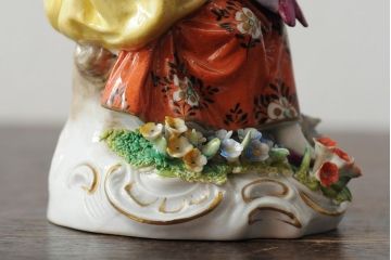 ドイツ　Sitzendorfer Porzellanmanufaktur(?)　花と少女/ウィーン　AUGARTEN(アウガルテン?)　貴婦人(フィギュリン、陶器人形、置き物、2点セット)(R-043542)