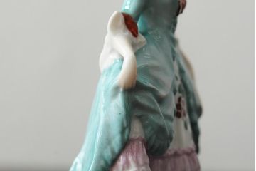 ドイツ　Sitzendorfer Porzellanmanufaktur(?)　花と少女/ウィーン　AUGARTEN(アウガルテン?)　貴婦人(フィギュリン、陶器人形、置き物、2点セット)(R-043542)