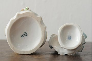 ドイツ　Sitzendorfer Porzellanmanufaktur(?)　花と少女/ウィーン　AUGARTEN(アウガルテン?)　貴婦人(フィギュリン、陶器人形、置き物、2点セット)(R-043542)