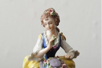 ドイツ　Sitzendorfer Porzellanmanufaktur(?)　花と少女/ウィーン　AUGARTEN(アウガルテン?)　貴婦人(フィギュリン、陶器人形、置き物、2点セット)(R-043542)