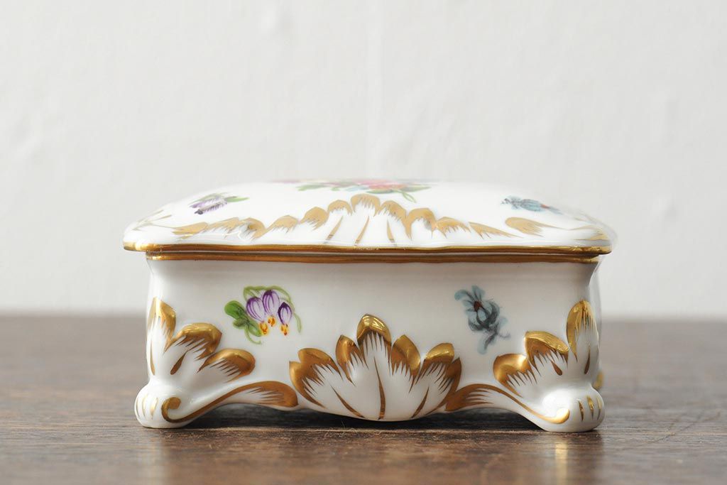 ハンガリー　HEREND(ヘレンド)　エレガントで高貴な印象の脚付き小物入れ(ジュエリーボックス、西洋陶磁器)(R-043549)