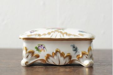 ハンガリー　HEREND(ヘレンド)　エレガントで高貴な印象の脚付き小物入れ(ジュエリーボックス、西洋陶磁器)(R-043549)