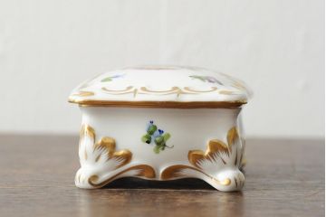 ハンガリー　HEREND(ヘレンド)　エレガントで高貴な印象の脚付き小物入れ(ジュエリーボックス、西洋陶磁器)(R-043549)