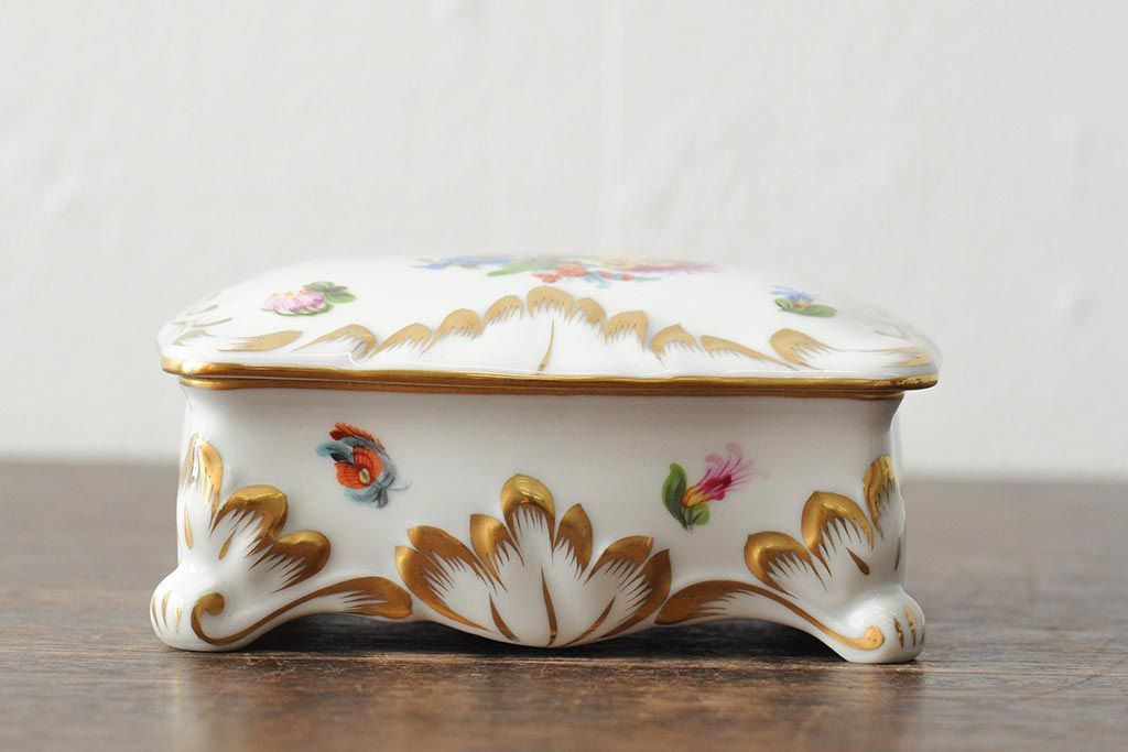 ハンガリー　HEREND(ヘレンド)　エレガントで高貴な印象の脚付き小物入れ(ジュエリーボックス、西洋陶磁器)(R-043549)