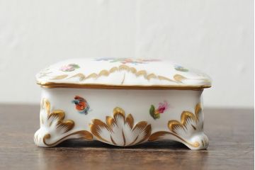 ハンガリー　HEREND(ヘレンド)　エレガントで高貴な印象の脚付き小物入れ(ジュエリーボックス、西洋陶磁器)(R-043549)