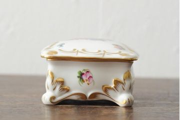 ハンガリー　HEREND(ヘレンド)　エレガントで高貴な印象の脚付き小物入れ(ジュエリーボックス、西洋陶磁器)(R-043549)