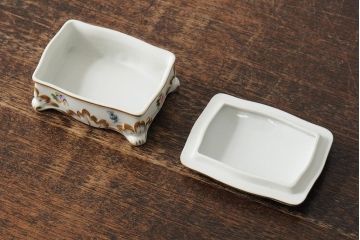 ハンガリー　HEREND(ヘレンド)　エレガントで高貴な印象の脚付き小物入れ(ジュエリーボックス、西洋陶磁器)(R-043549)