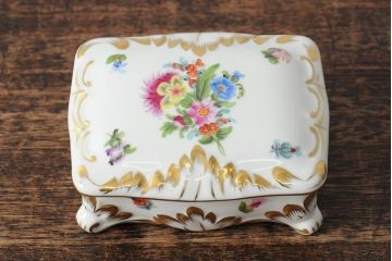 ハンガリー　HEREND(ヘレンド)　エレガントで高貴な印象の脚付き小物入れ(ジュエリーボックス、西洋陶磁器)(R-043549)