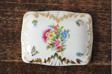 ハンガリー　HEREND(ヘレンド)　エレガントで高貴な印象の脚付き小物入れ(ジュエリーボックス、西洋陶磁器)(R-043549)