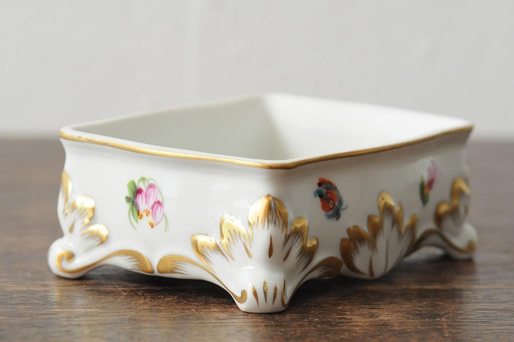 ハンガリー　HEREND(ヘレンド)　エレガントで高貴な印象の脚付き小物入れ(ジュエリーボックス、西洋陶磁器)(R-043549)