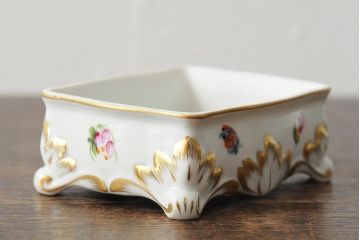 ハンガリー　HEREND(ヘレンド)　エレガントで高貴な印象の脚付き小物入れ(ジュエリーボックス、西洋陶磁器)(R-043549)