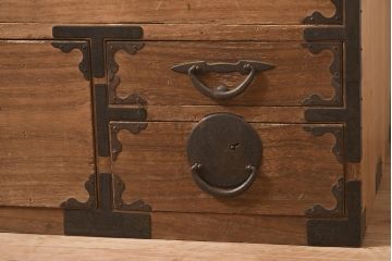 アンティーク家具　和製アンティーク　前面桐材　素朴な木肌が趣を感じさせる和箪笥(衣装箪笥、引き出し、ローボード、桐箪笥、桐たんす)(R-043553)