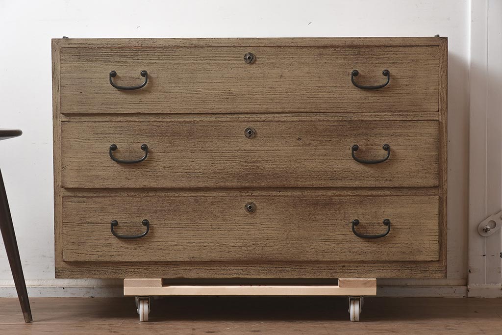 和製アンティーク　昭和中期　桐材　古びた風合いが味わい深い箪笥(収納箪笥、衣装箪笥、桐箪笥、桐たんす)(R-043554)