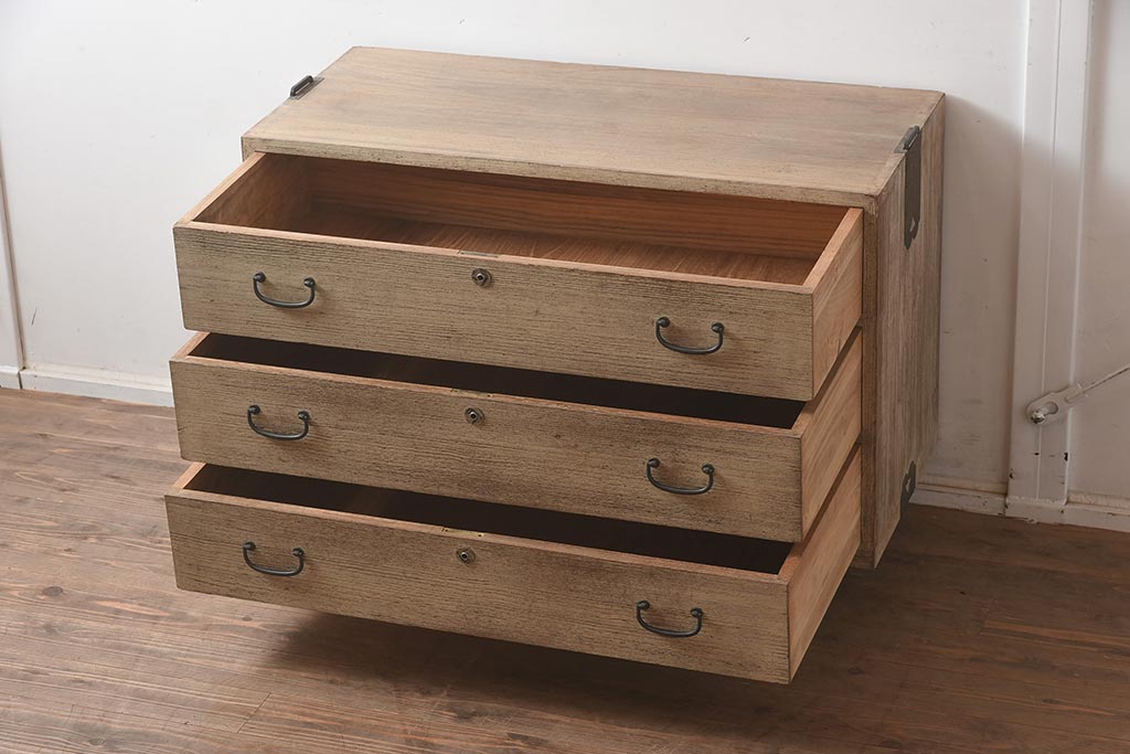 和製アンティーク　昭和中期　桐材　古びた風合いが味わい深い箪笥(収納箪笥、衣装箪笥、桐箪笥、桐たんす)(R-043554)