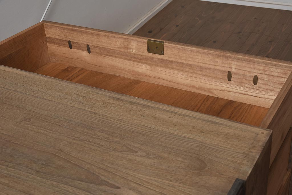 和製アンティーク　昭和中期　桐材　古びた風合いが味わい深い箪笥(収納箪笥、衣装箪笥、桐箪笥、桐たんす)(R-043554)