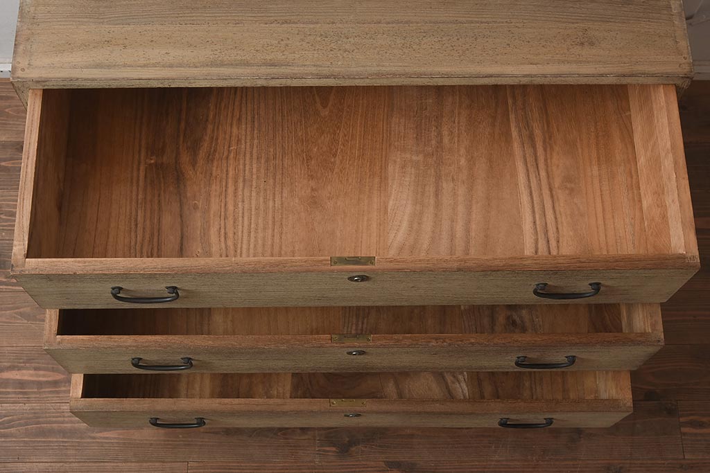 和製アンティーク　昭和中期　桐材　古びた風合いが味わい深い箪笥(収納箪笥、衣装箪笥、桐箪笥、桐たんす)(R-043554)