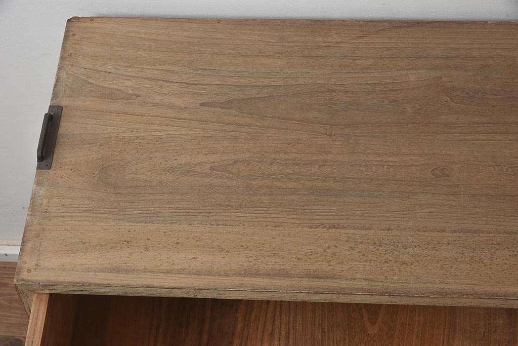 和製アンティーク　昭和中期　桐材　古びた風合いが味わい深い箪笥(収納箪笥、衣装箪笥、桐箪笥、桐たんす)(R-043554)