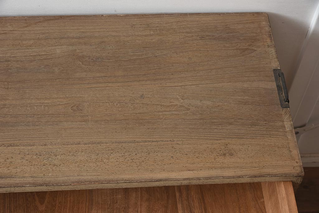 和製アンティーク　昭和中期　桐材　古びた風合いが味わい深い箪笥(収納箪笥、衣装箪笥、桐箪笥、桐たんす)(R-043554)