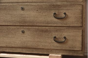 和製アンティーク　昭和中期　桐材　古びた風合いが味わい深い箪笥(収納箪笥、衣装箪笥、桐箪笥、桐たんす)(R-043554)