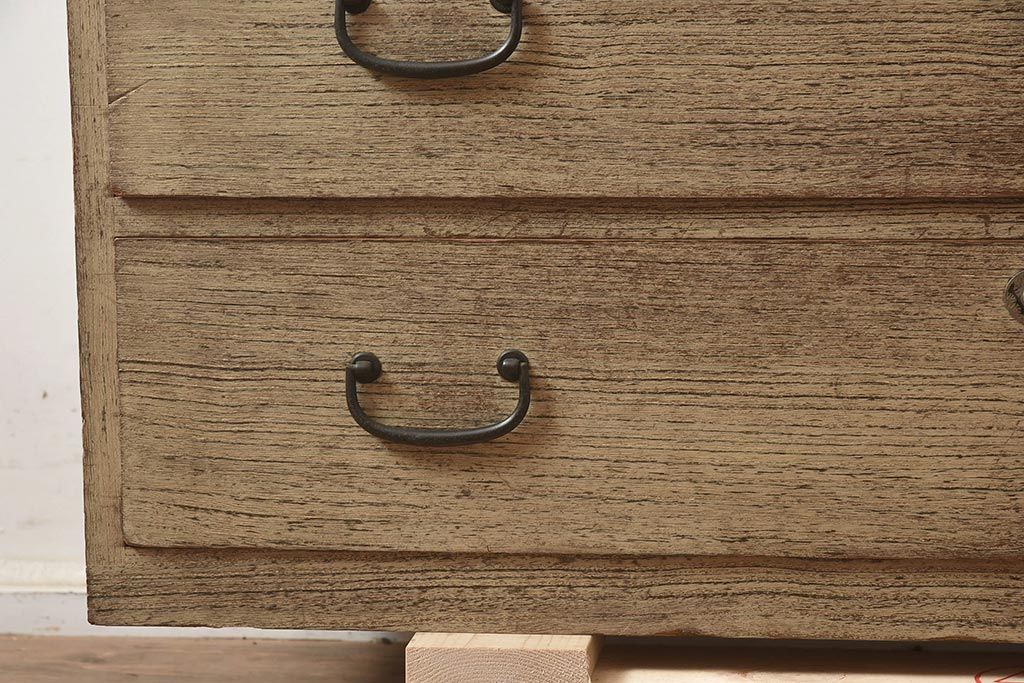 和製アンティーク　昭和中期　桐材　古びた風合いが味わい深い箪笥(収納箪笥、衣装箪笥、桐箪笥、桐たんす)(R-043554)