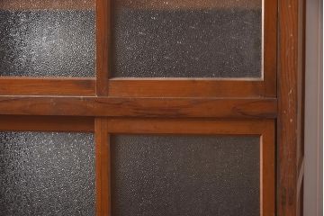 アンティーク家具　和製アンティーク　大正昭和初期　ヒノキ材　ダイヤガラスがレトロ!両面引き戸のガラス戸棚(収納棚、キャビネット)(R-043560)