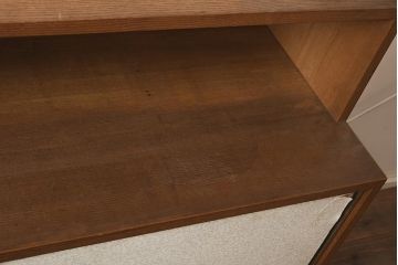 レトロ家具　昭和レトロ　1980年頃　タモ材　昔懐かしい香り漂うサイドボード(キャビネット、戸棚)(R-043561)