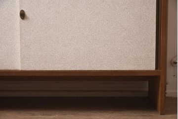 レトロ家具　昭和レトロ　1980年頃　タモ材　昔懐かしい香り漂うサイドボード(キャビネット、戸棚)(R-043561)