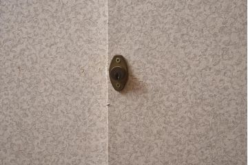 レトロ家具　昭和レトロ　1980年頃　タモ材　昔懐かしい香り漂うサイドボード(キャビネット、戸棚)(R-043561)