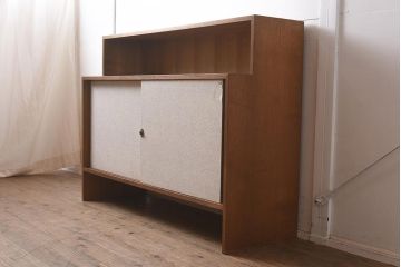 レトロ家具　昭和レトロ　1980年頃　タモ材　昔懐かしい香り漂うサイドボード(キャビネット、戸棚)(R-043561)