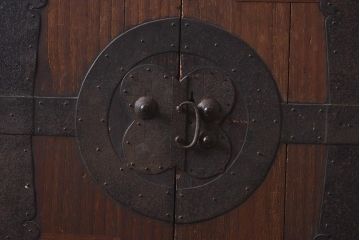 アンティーク家具　和製アンティーク　明治期　 観音開き戸　十字金具が魅力的な重ね箪笥(観音箪笥、衣装箪笥、引き出し)(R-043562)