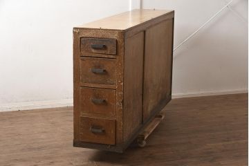 レトロ家具　昭和レトロ　昭和中期　珍しいデザインが目を惹く古い商店の陳列棚(ショーケース、ガラスケース、キャビネット)(R-043567)