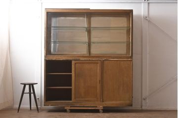 レトロ家具　昭和レトロ　昭和中期　珍しいデザインが目を惹く古い商店の陳列棚(ショーケース、ガラスケース、キャビネット)(R-043567)