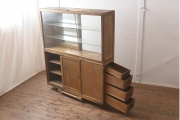 レトロ家具　昭和レトロ　昭和中期　珍しいデザインが目を惹く古い商店の陳列棚(ショーケース、ガラスケース、キャビネット)(R-043567)