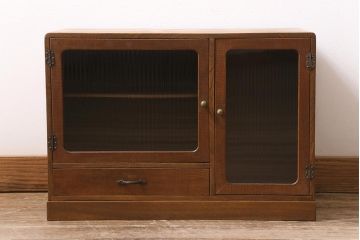 ビンテージ家具　栓材製　引き出し付き　モールガラス　小さいレトロなガラス戸棚(収納棚)(R-043568)