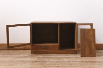 ビンテージ家具　栓材製　引き出し付き　モールガラス　小さいレトロなガラス戸棚(収納棚)(R-043568)