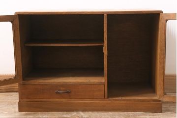 ビンテージ家具　栓材製　引き出し付き　モールガラス　小さいレトロなガラス戸棚(収納棚)(R-043568)
