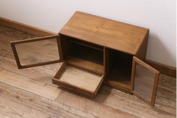 ビンテージ家具　栓材製　引き出し付き　モールガラス　小さいレトロなガラス戸棚(収納棚)(R-043568)