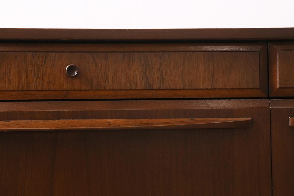 ヴィンテージ家具　北欧ビンテージ　チーク材　レトロテイストのサイドボード(リビングボード)(R-043572)