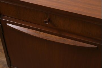 ヴィンテージ家具　北欧ビンテージ　チーク材　レトロテイストのサイドボード(リビングボード)(R-043572)