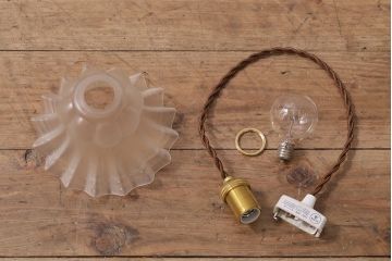 ヴィンテージ照明　イギリスビンテージ　フロストガラス　フリルが可愛いペンダントライト(シェード、天井照明)(R-043583)