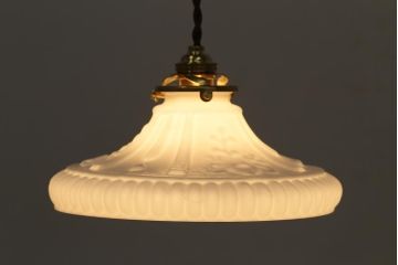 アンティーク照明　和製アンティーク　花の模様が浮かび上がる白い吊り下げ照明(シェード、天井照明、電笠)(R-043589)