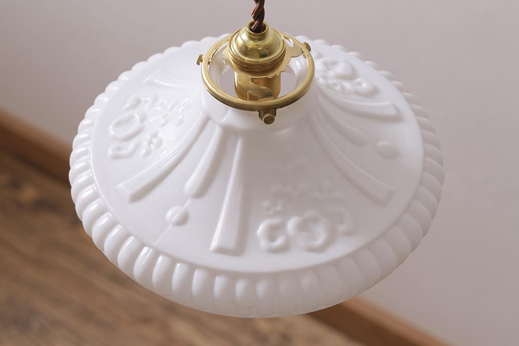 アンティーク照明　和製アンティーク　花の模様が浮かび上がる白い吊り下げ照明(シェード、天井照明、電笠)(R-043589)