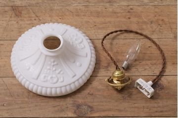 アンティーク照明　和製アンティーク　花の模様が浮かび上がる白い吊り下げ照明(シェード、天井照明、電笠)(R-043589)