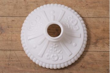 アンティーク照明　和製アンティーク　花の模様が浮かび上がる白い吊り下げ照明(シェード、天井照明、電笠)(R-043589)