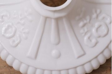 アンティーク照明　和製アンティーク　花の模様が浮かび上がる白い吊り下げ照明(シェード、天井照明、電笠)(R-043589)