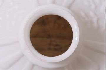 アンティーク照明　和製アンティーク　花の模様が浮かび上がる白い吊り下げ照明(シェード、天井照明、電笠)(R-043589)