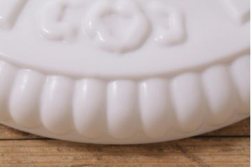 アンティーク照明　和製アンティーク　花の模様が浮かび上がる白い吊り下げ照明(シェード、天井照明、電笠)(R-043589)