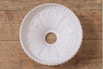 アンティーク照明　和製アンティーク　花の模様が浮かび上がる白い吊り下げ照明(シェード、天井照明、電笠)(R-043589)