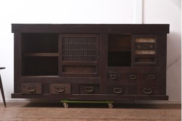 アンティーク家具　和製アンティーク　六尺　堅牢な雰囲気が和の空間を高める水屋箪笥サイドボード(テレビ台、収納棚、戸棚、キャビネット)(R-043595)