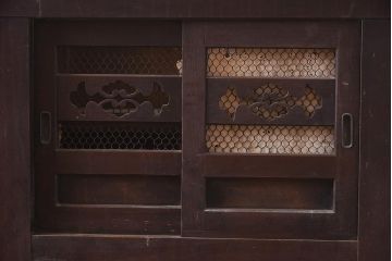 アンティーク家具　和製アンティーク　六尺　堅牢な雰囲気が和の空間を高める水屋箪笥サイドボード(テレビ台、収納棚、戸棚、キャビネット)(R-043595)